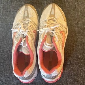 LIKE NEW WOMAN’S NIKE SHOES